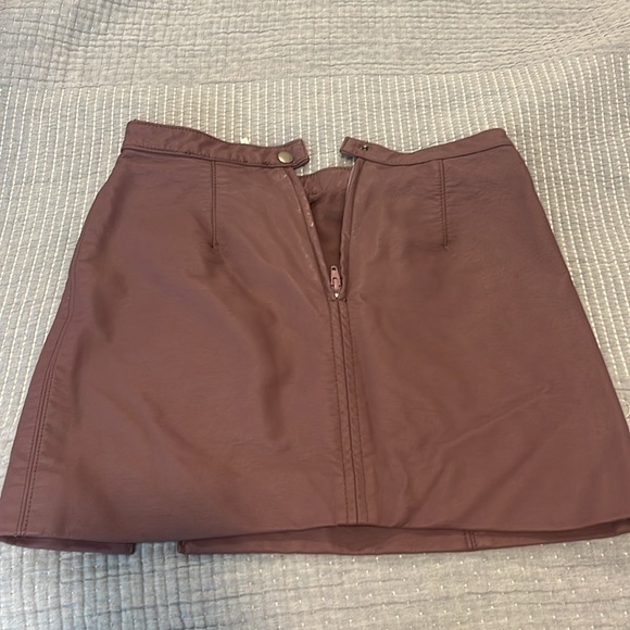 Free people purple skirt
Very good condition
Mini leather (faux) skirt for women - Picture 4 of 5